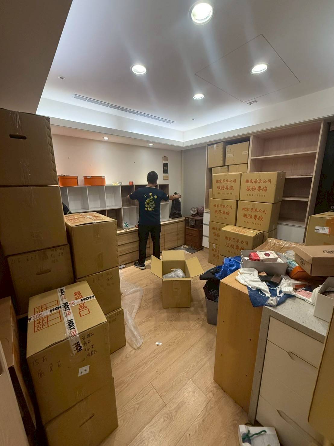 台中東區搬家前協助家具與物品打包裝箱