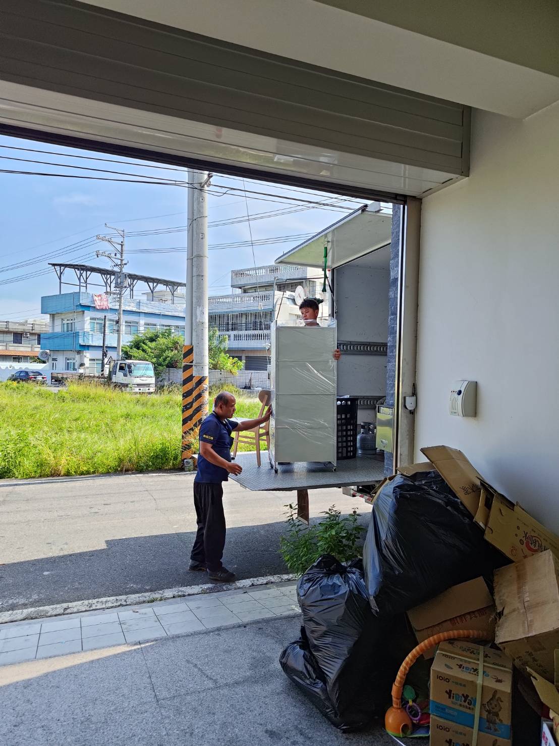 台中東區搬家家具完成包裝保護後搬運上車
