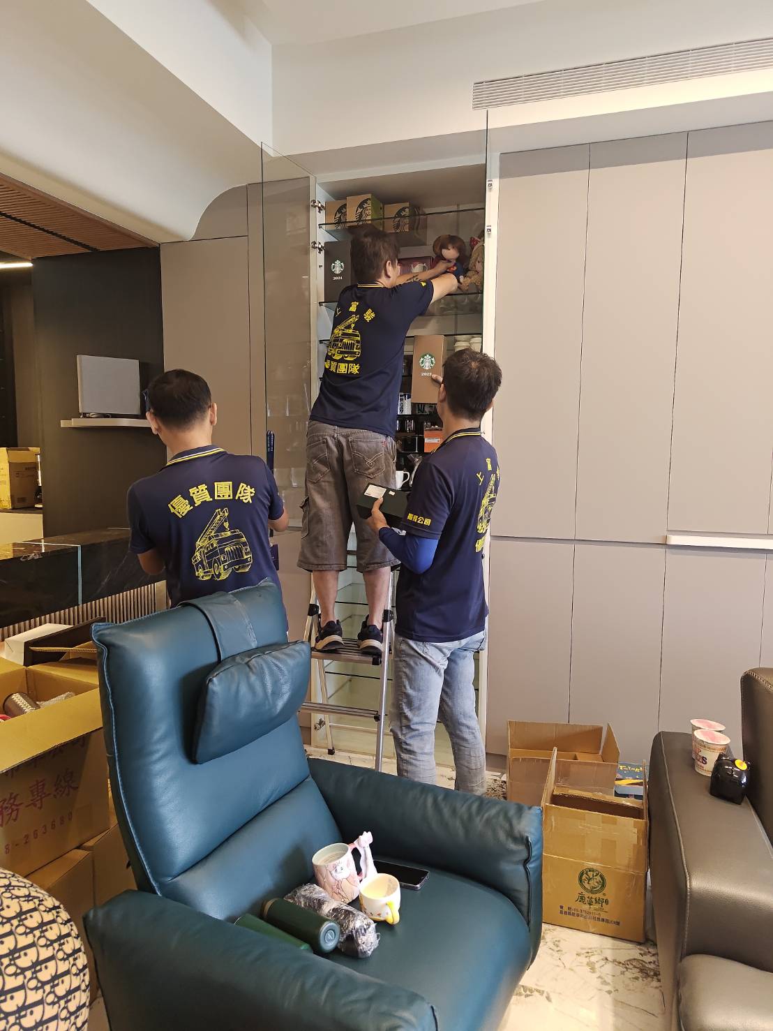 台中東區搬家師傅依照客戶需求協助擺放家具